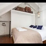 LovelyStay - Distinctive&Unique Apartment next to Sé Cathedral of Lisbon - 5 min to Chiado