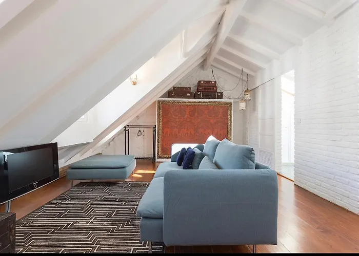 LovelyStay - Distinctive&Unique Apartment next to Sé Cathedral of Lisbon - 5 min to Chiado